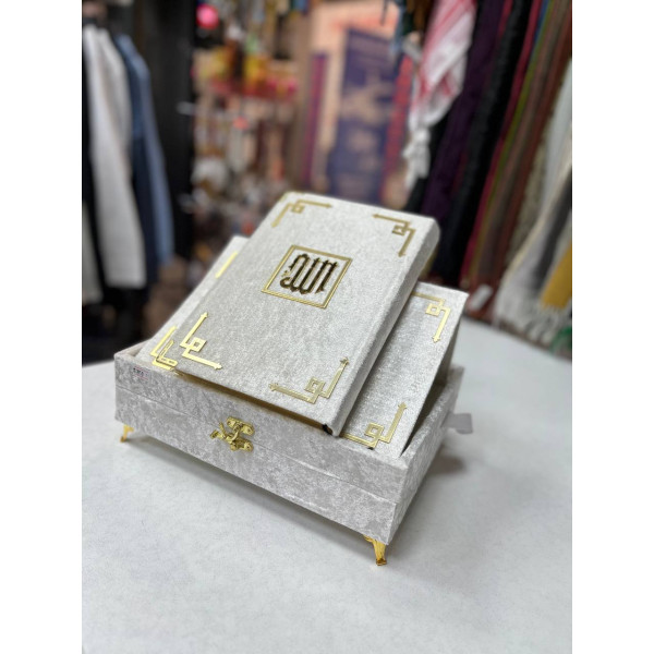 Коран с подставкой в виде подарочной коробки 